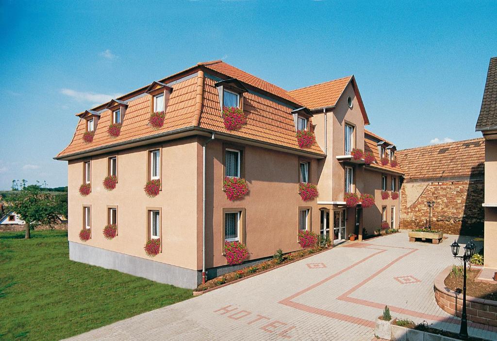 Logis Hotel Restaurant Hostellerie De L'Etoile Wasselonne Экстерьер фото
